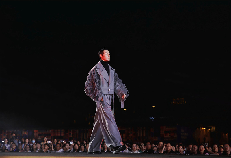 千年彝绣绽放时尚光芒 凉山彝绣风尚盛典展现非遗产业化新路径_fororder_彝绣T台秀-供图-凉山州委宣传部-(10)