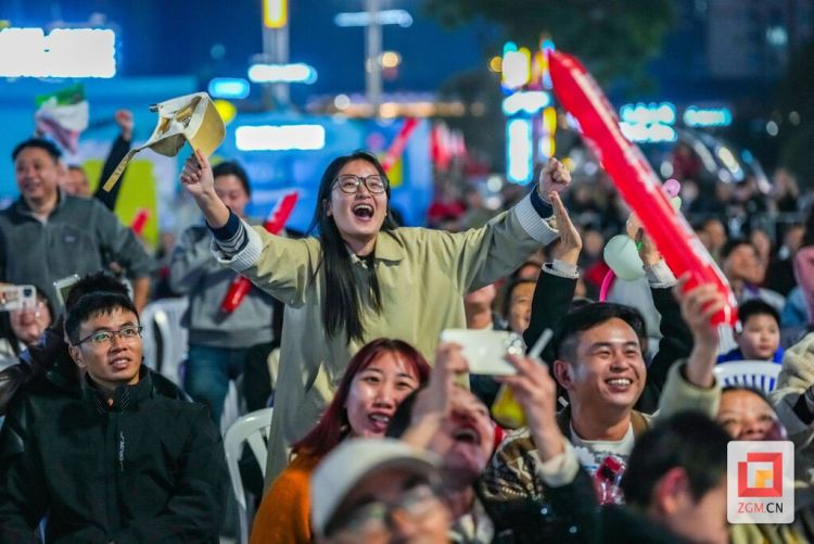 自贡高新区川超第二观赛现场:“逆风翻盘”引百人狂欢,“拐杖哥”举杖助威成焦点