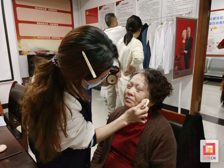 自贡高新区红旗街道景湖社区举办居民公益婚纱照拍摄活动