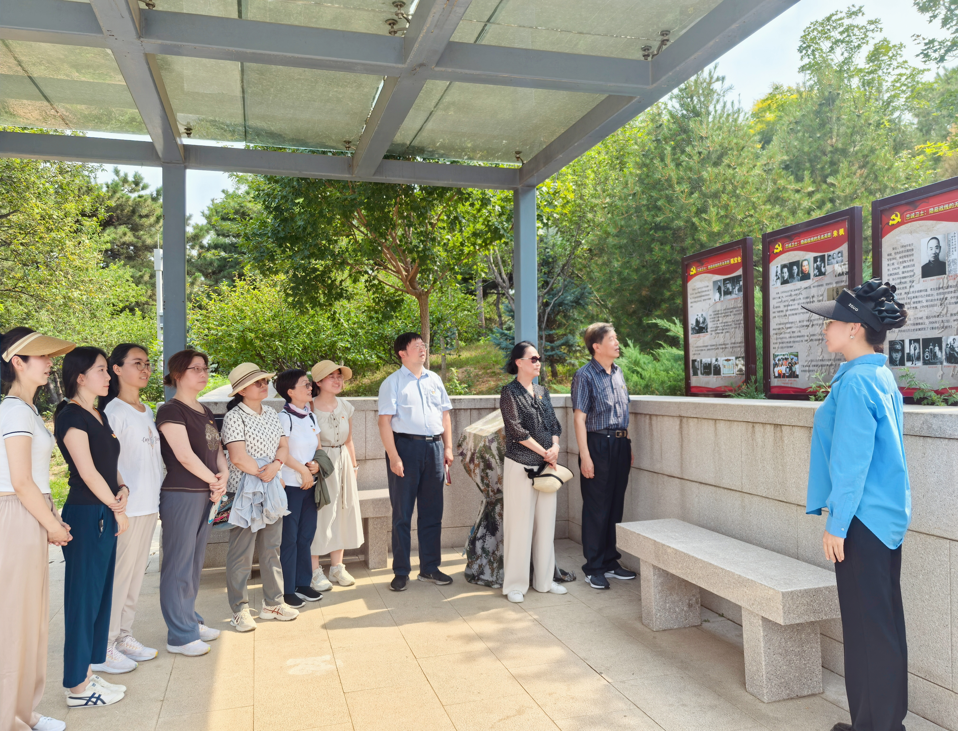 铭记历史 缅怀先烈 争当新时代广电先锋 ——学术部党支部举办主题党日活动_fororder_图片2