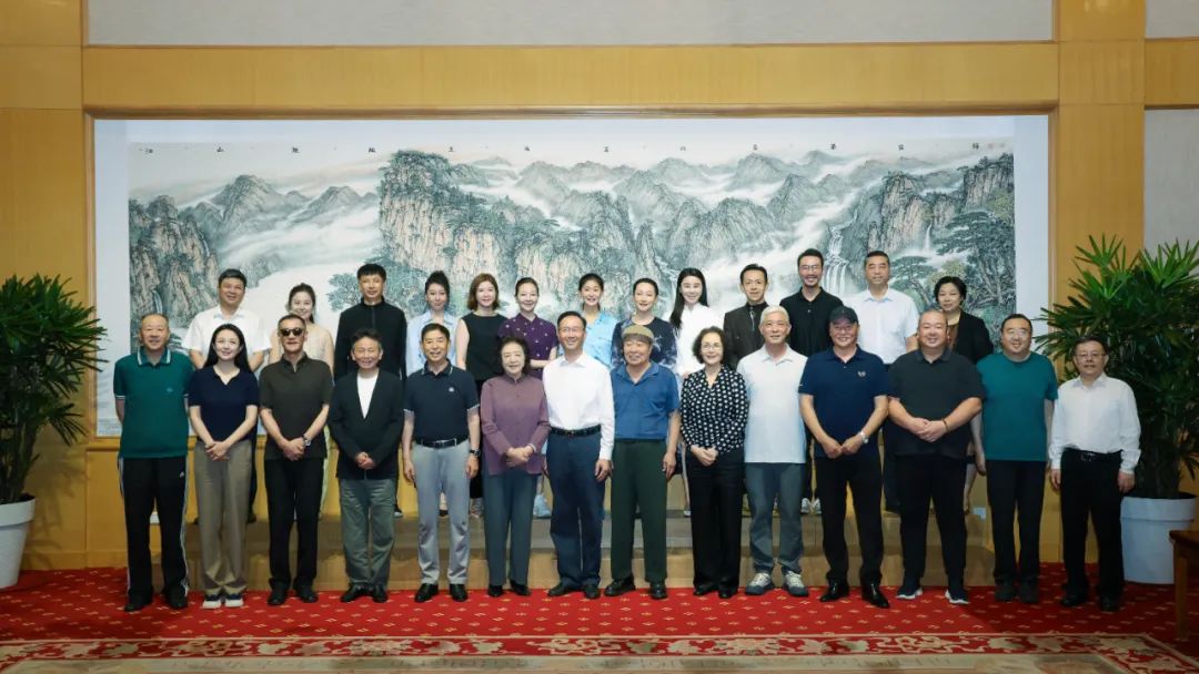 学习贯彻习近平总书记给田华等8位电影艺术家重要回信精神座谈会在京召开