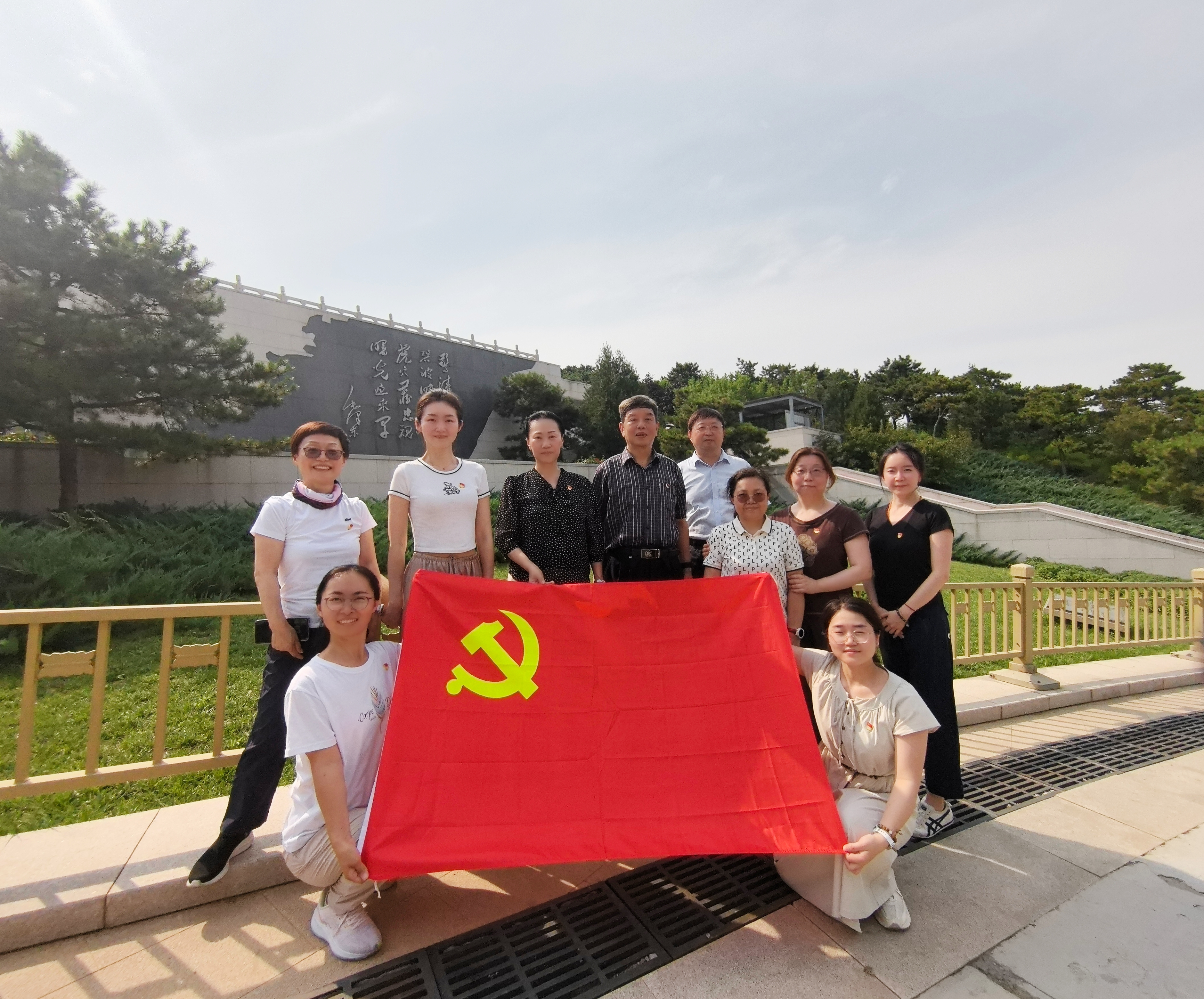 铭记历史 缅怀先烈 争当新时代广电先锋 ——学术部党支部举办主题党日活动_fororder_图片1