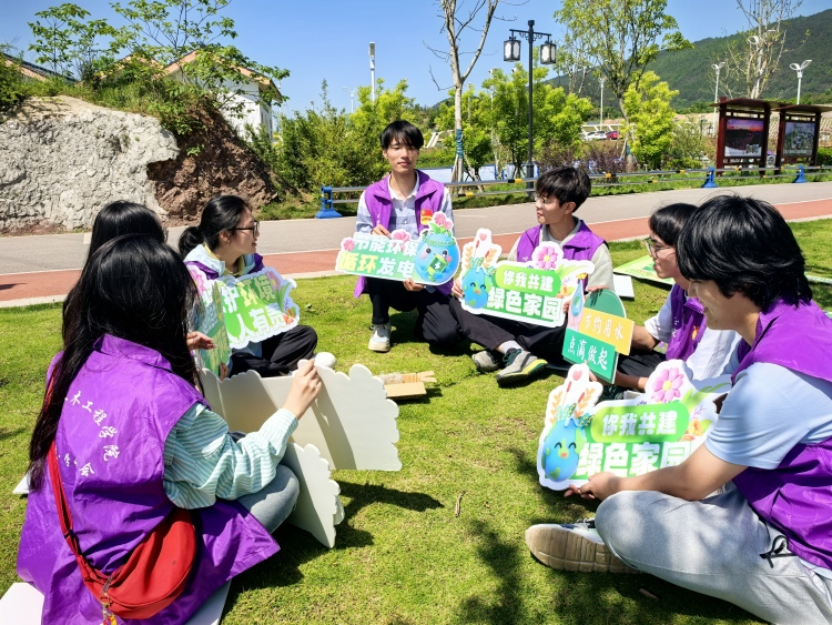 重庆城市科技学院开展“青春筑益，砼筑生态”石梁湖生态湿地公园志愿服务活动_fororder_图1为志愿者们讨论分析汇报