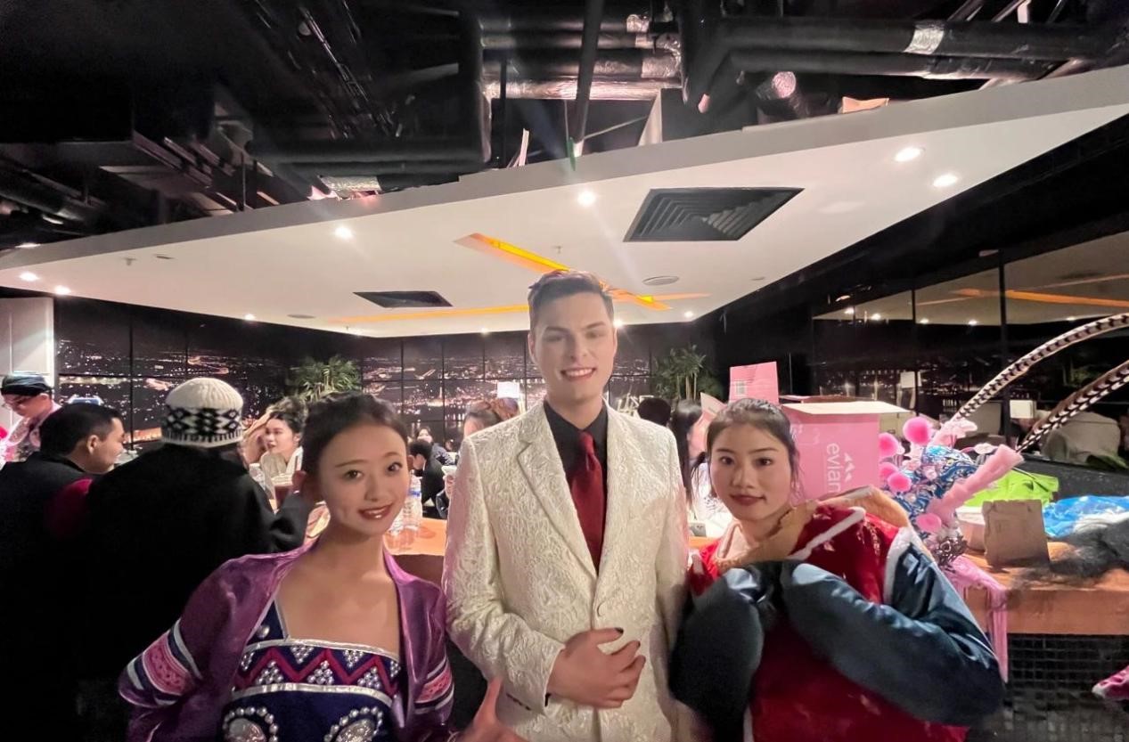 昆明传媒学院师生亮相全英学联蛇年春晚 向全球观众传递中国传统文化