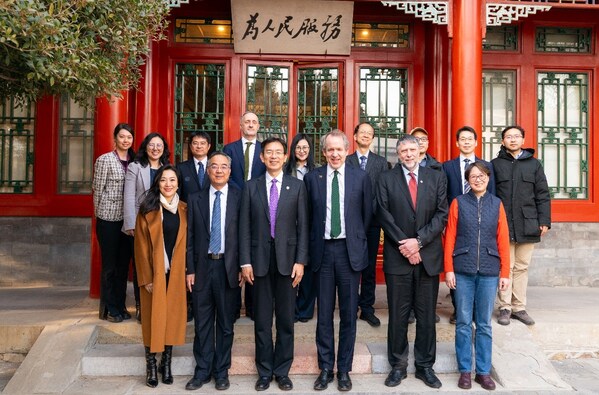 曼彻斯特大学校长邓肯•伊维森访华 聚焦校际合作与校友情谊