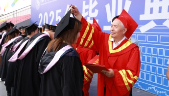 银川科技学院隆重举行2025年毕业典礼暨学位授予仪式