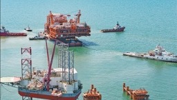 渤海最大油气平台完成浮托安装