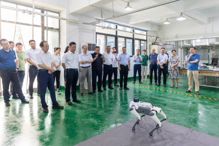 西安明德理工学院智能机器人学院举行智能机器人实验室揭牌仪式_fororder_3