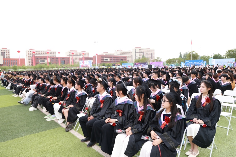 银川科技学院隆重举行2025年毕业典礼暨学位授予仪式