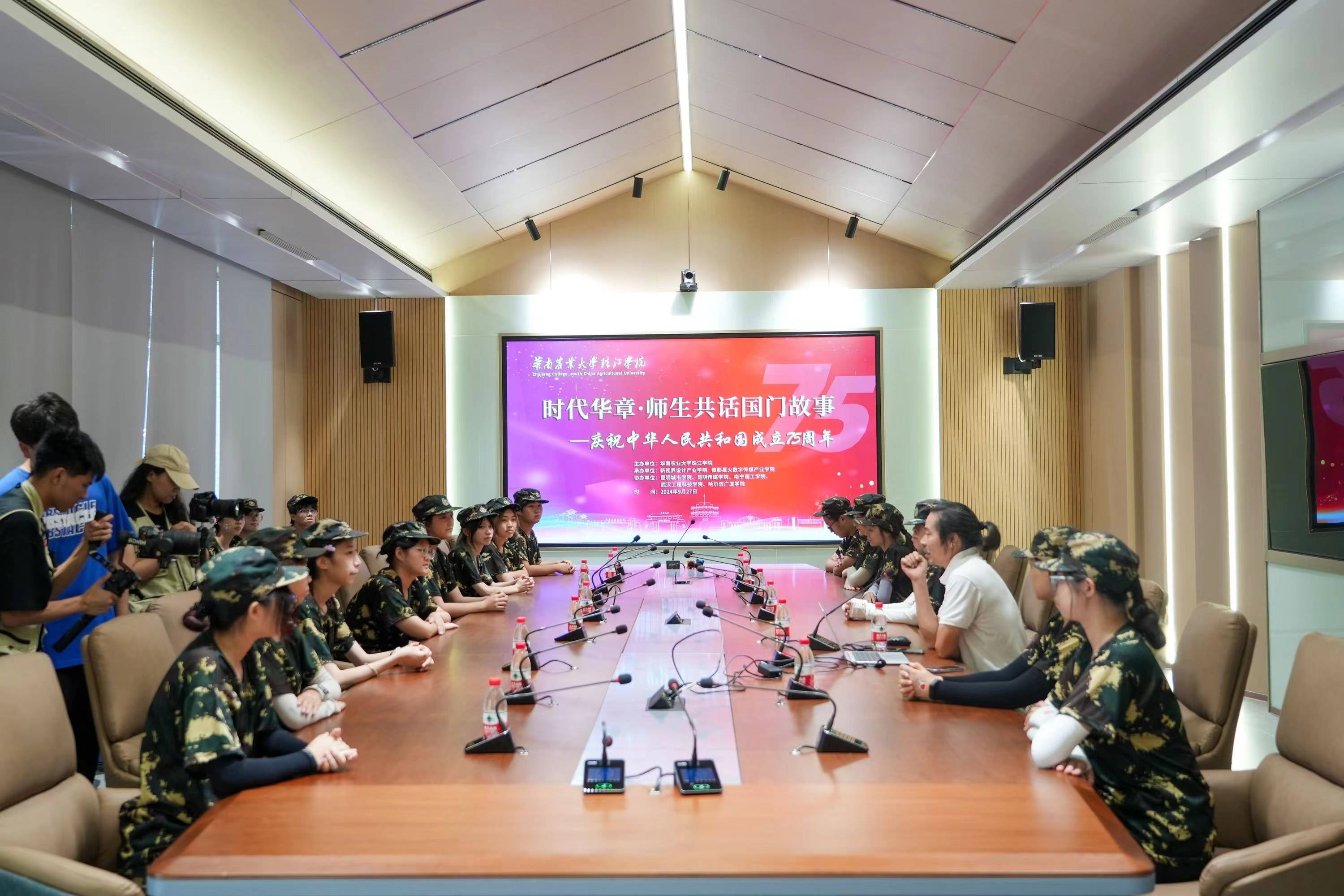 华南农业大学珠江学院举办庆祝中华人民共和国成立75周年活动暨杨永智教授《国门印象万里行》系列油画作品展