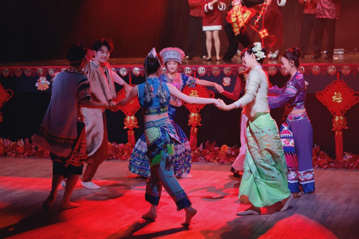 昆明传媒学院师生亮相全英学联蛇年春晚 向全球观众传递中国传统文化