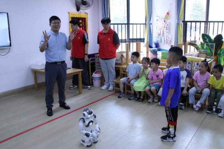 重庆城市科技学院开展机器人走进幼儿园志愿活动_fororder_1