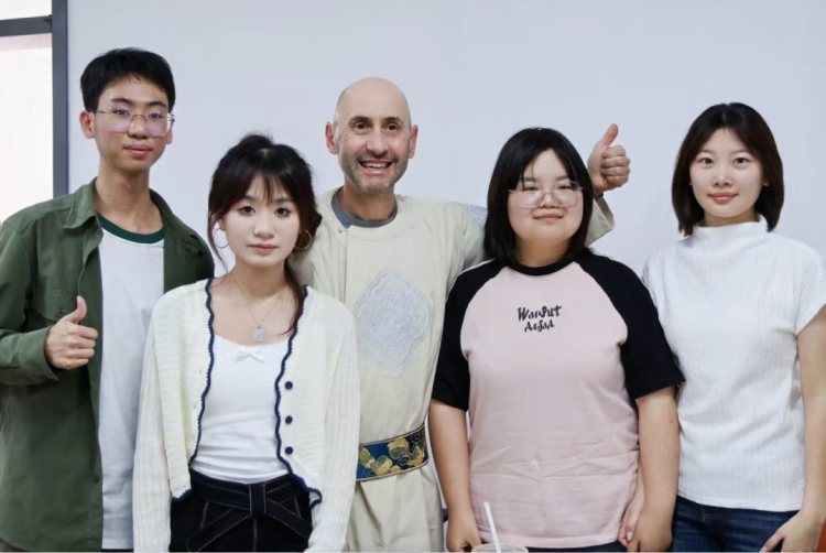 英国剑桥莎士比亚剧团到访华珠开展系列文化交流活动_fororder_3