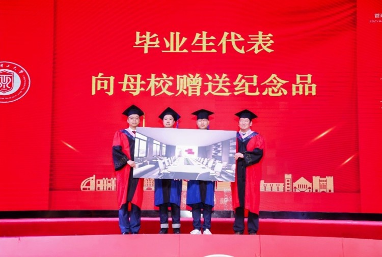 上海理工大学2025届MBA、MPA、MEM、MPAcc、MF、MIB、MT毕业典礼暨学位授予仪式举行_fororder_6