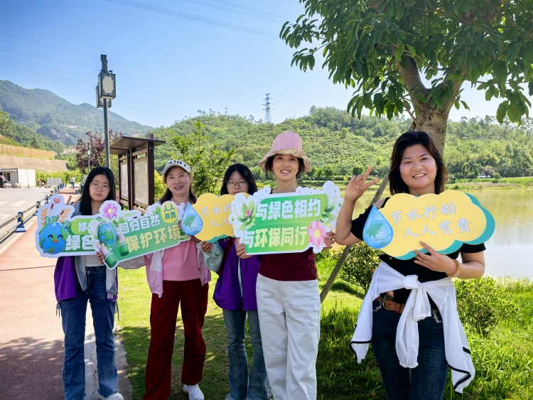重庆城市科技学院开展“青春筑益，砼筑生态”石梁湖生态湿地公园志愿服务活动_fororder_图5为志愿者与周边居民合照