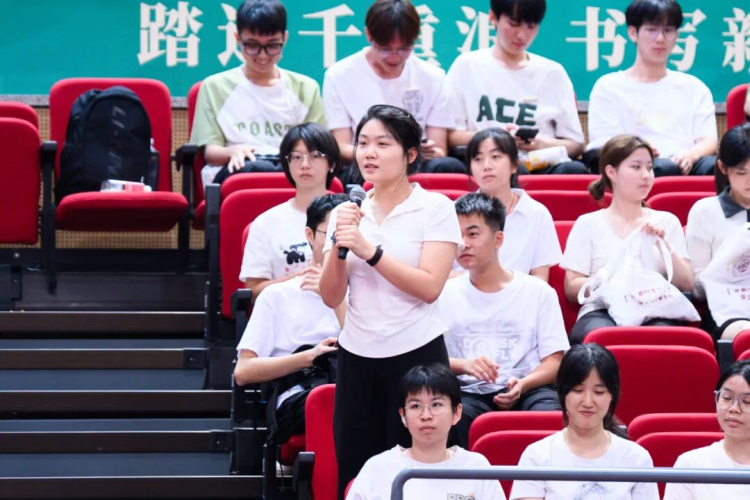 数学家张益唐到广州新华上“开学第一课”_fororder_图片 4