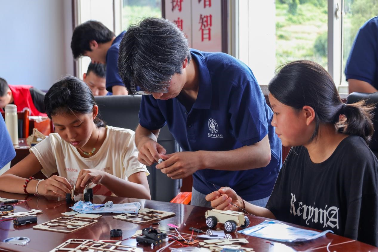 重庆城市科技学院：镜头定格岁月 科普点燃梦想_fororder_3