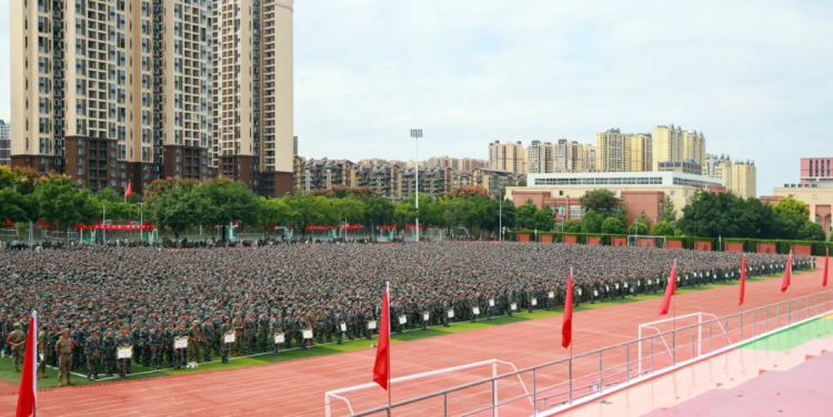 成都文理学院举行2025级新生军训动员暨开学典礼_fororder_图片 2