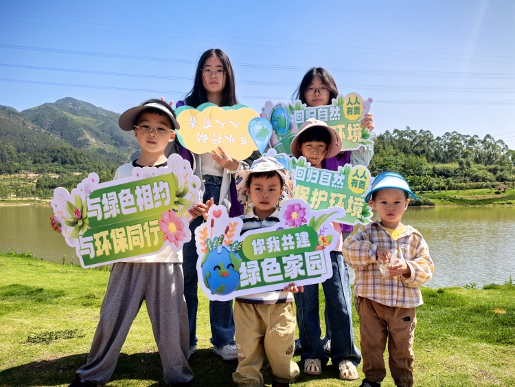 重庆城市科技学院开展“青春筑益，砼筑生态”石梁湖生态湿地公园志愿服务活动_fororder_图7为志愿者与周边居民合照