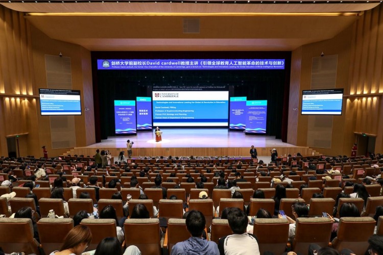 剑桥大学前副校长大卫·卡德韦尔受聘昆明城市学院客座教授 与师生共话AI赋能教育未来_fororder_1