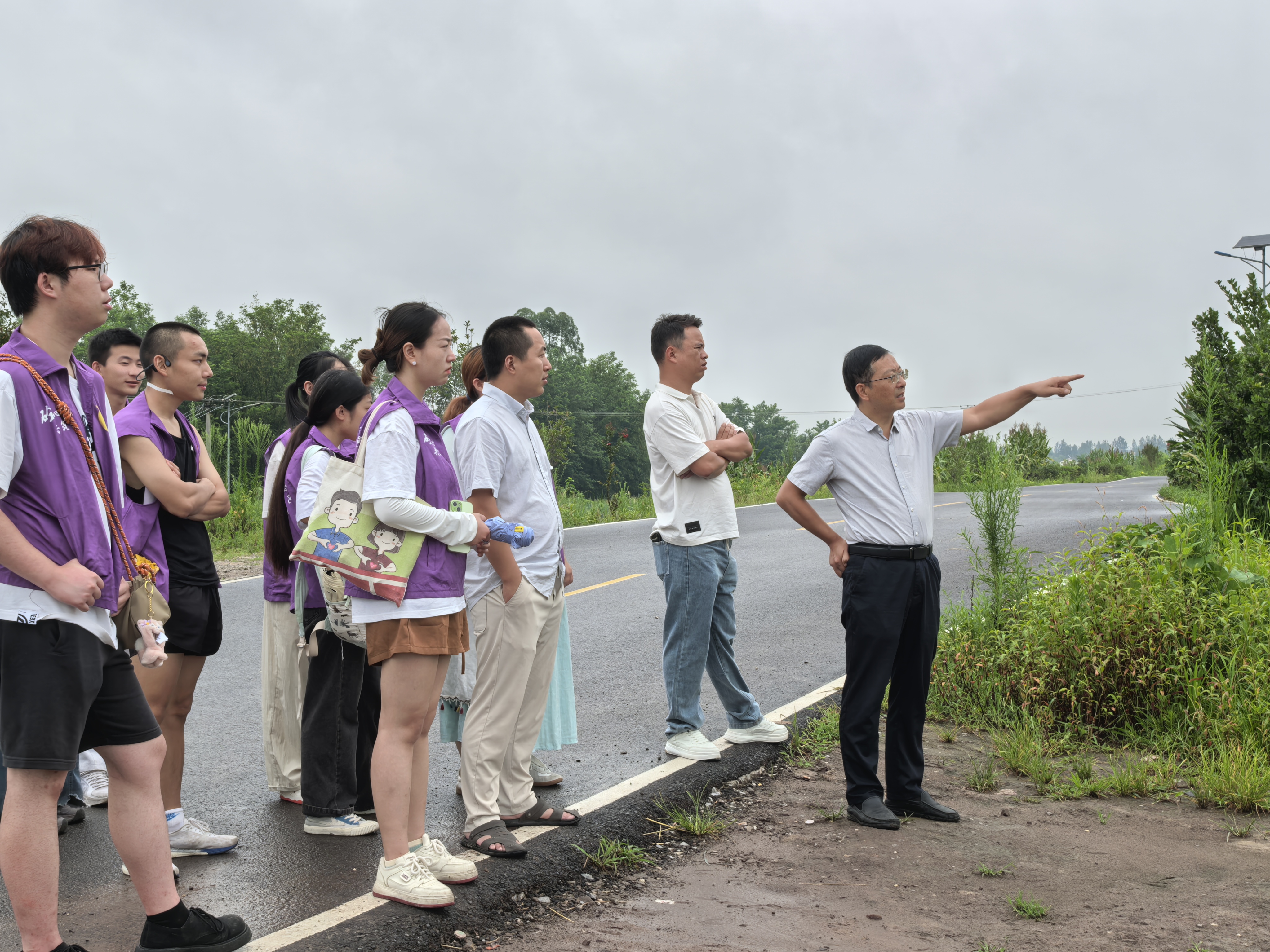 重庆城科建土学子：探酒业、助直播、强宣传 协同赋能城市建设_fororder_图4为驻村第一书记刘勇为志愿者介绍东桥村目前规划