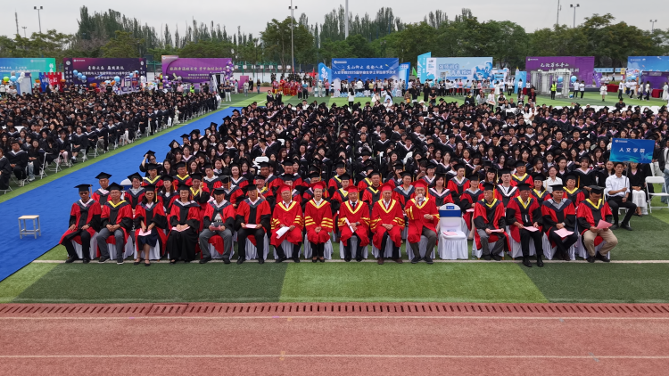 银川科技学院隆重举行2025年毕业典礼暨学位授予仪式