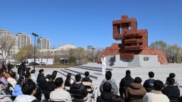 这堂思政课 在“爱国三问”碑前开讲