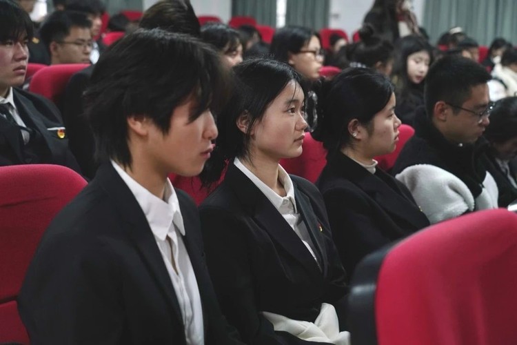 四川文化传媒职业学院顺利召开第十九次学生代表大会