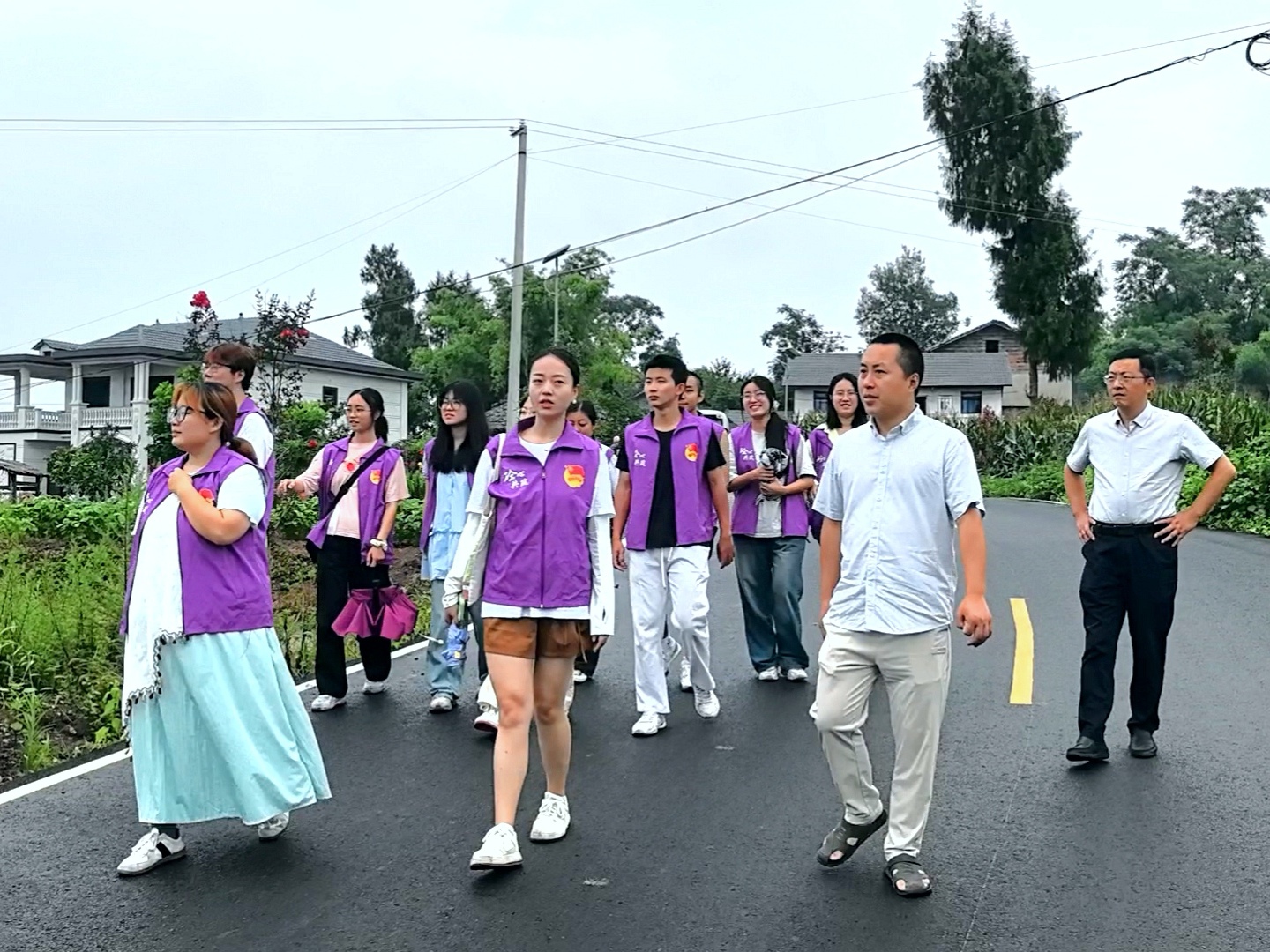 重庆城科建土学子：探酒业、助直播、强宣传 协同赋能城市建设_fororder_图3为东桥村党总支书记邹洋和驻村第一书记刘勇带领志愿者们调研东桥村