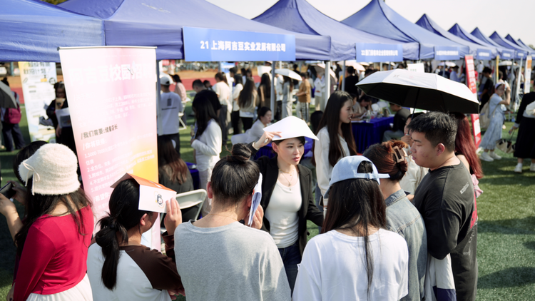 9000+岗位！近200家企业齐聚武汉晴川学院“抢”人才