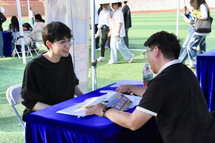 9000+岗位！近200家企业齐聚武汉晴川学院“抢”人才