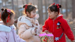 非遗传承映童趣 手扎灯笼照新年