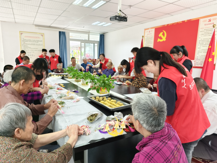 重庆城市科技学院开展  “古韵端午 敬老传福”主题党日活动_fororder_图片1