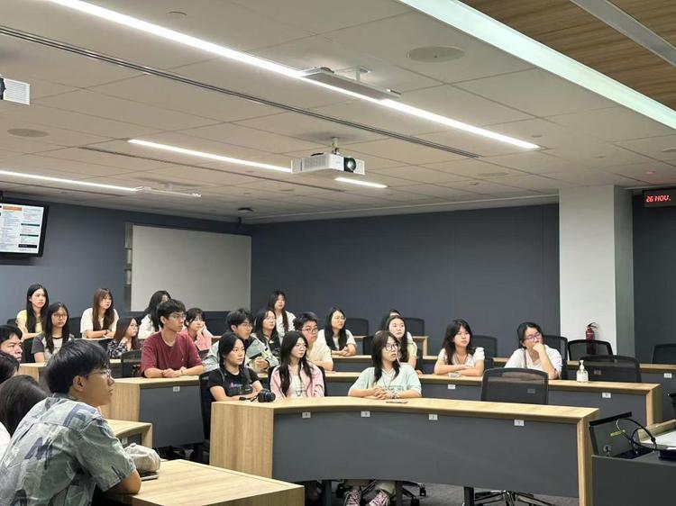 广州新华国际学院师生赴新加坡开展社会实践活动