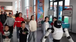 春节感受科技魅力 机器人研学游受追捧