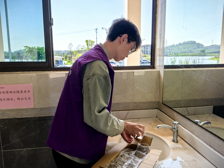 重庆城市科技学院开展“青春筑益，砼筑生态”石梁湖生态湿地公园志愿服务活动_fororder_图2为志愿者准备水生植物