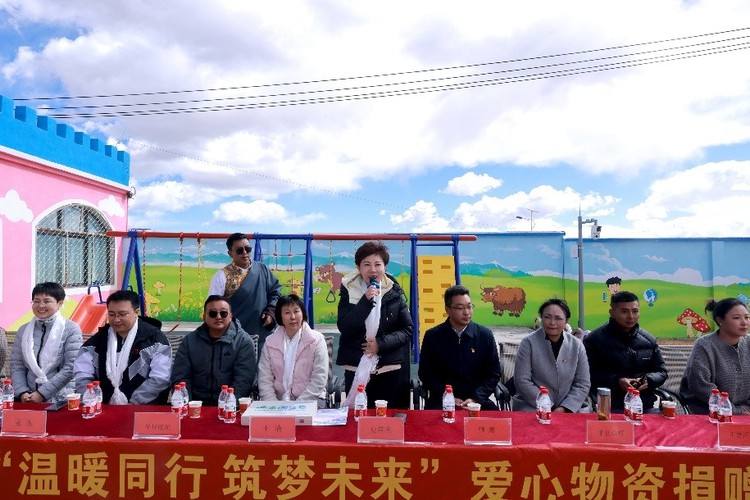 红黄蓝捐赠价值百万爱心物资 改善西藏儿童学习生活条件