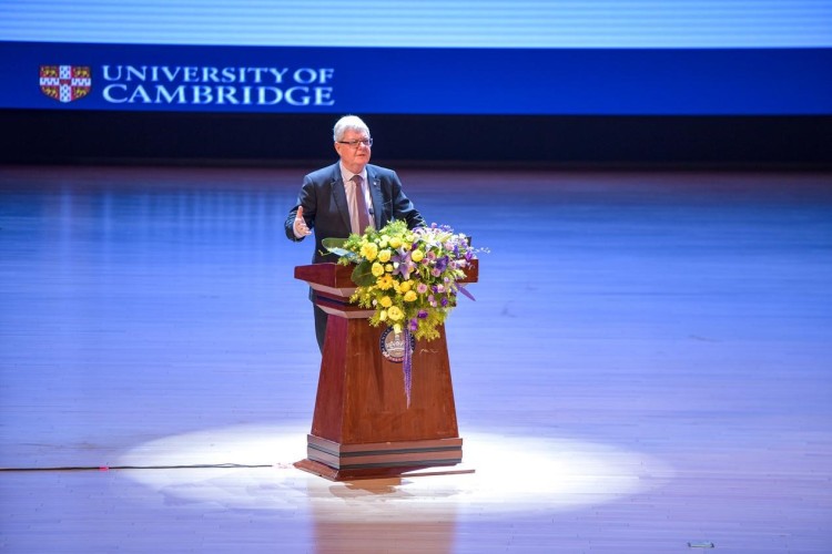 剑桥大学前副校长大卫·卡德韦尔受聘昆明城市学院客座教授 与师生共话AI赋能教育未来_fororder_2