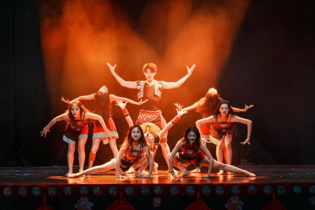 昆明传媒学院师生亮相全英学联蛇年春晚 向全球观众传递中国传统文化