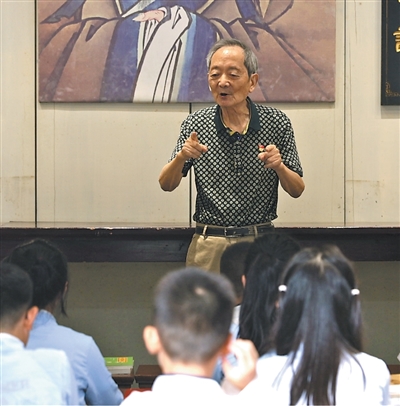 江苏无锡退休教师华介友几十年坚持传承中华优秀传统文化_fororder_0.5