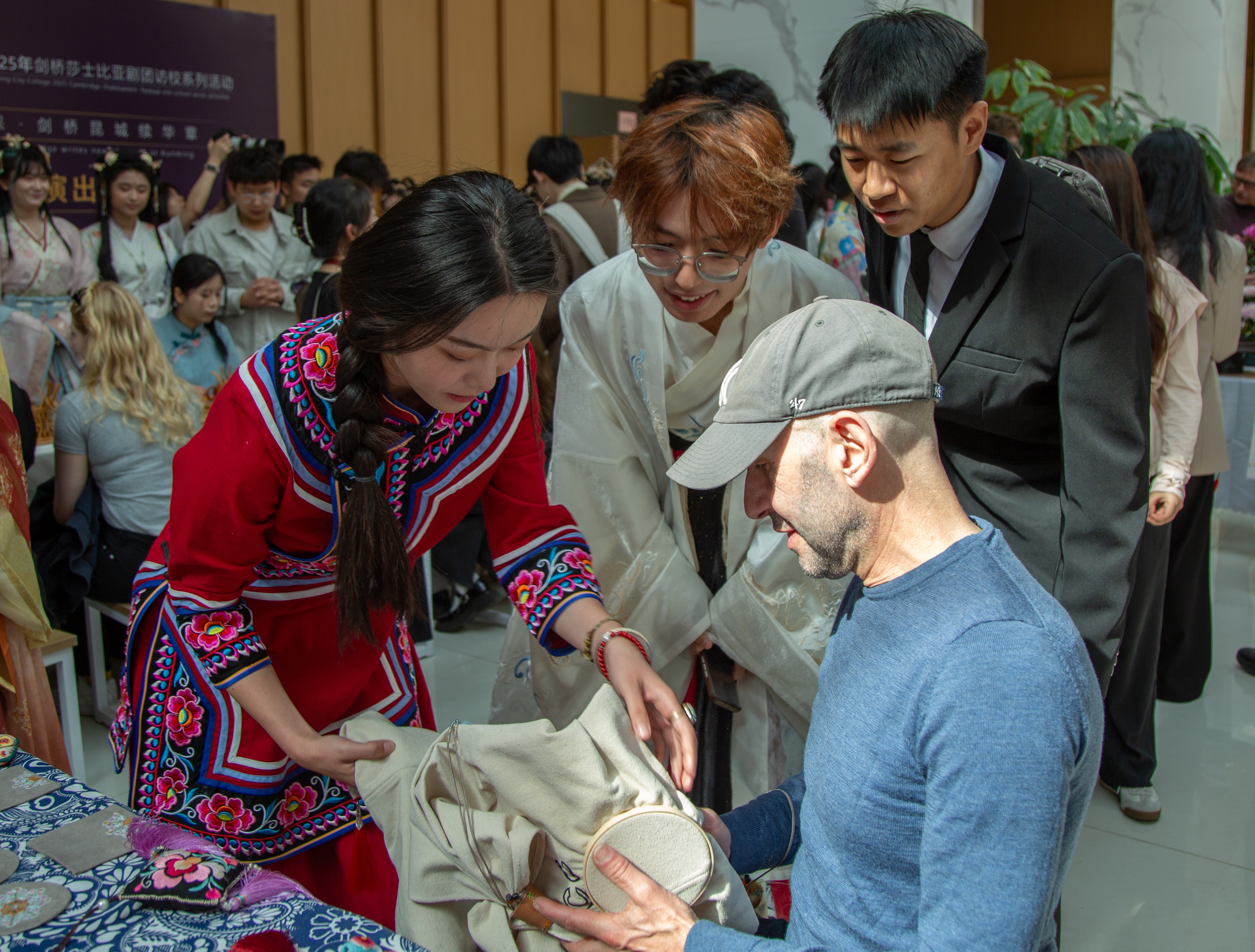 戏剧为桥 文化互鉴——英国剑桥莎士比亚剧团到访昆明城市学院交流活动圆满举行_fororder_347A9728-opq3581764160