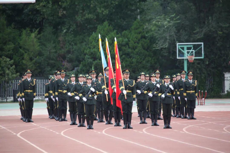 首都师范大学科德学院2025级军训闭营 新生展风采青春铸荣光_fororder_35
