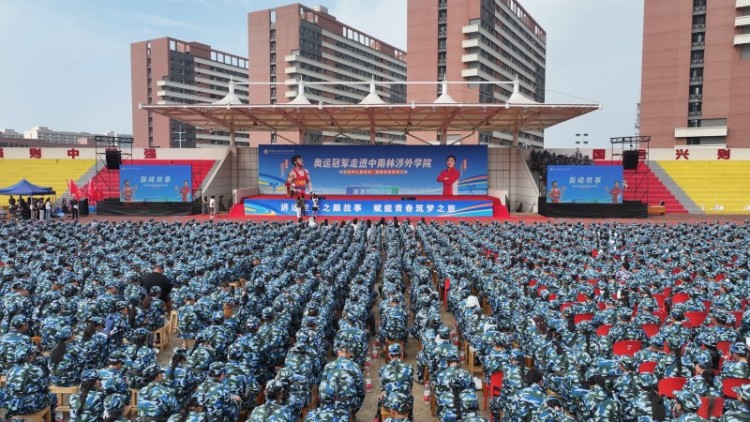 奥运冠军走进中南林涉外 与六千学子共话梦想与坚持