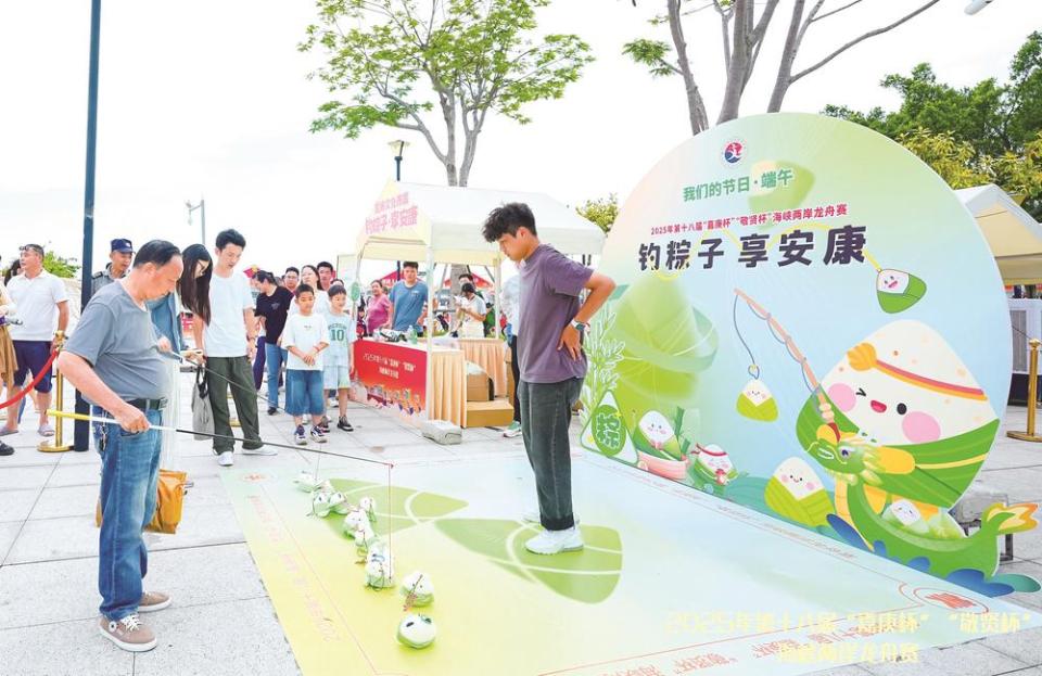 厦门：劈波斩浪连两岸 龙舟竞渡续文脉