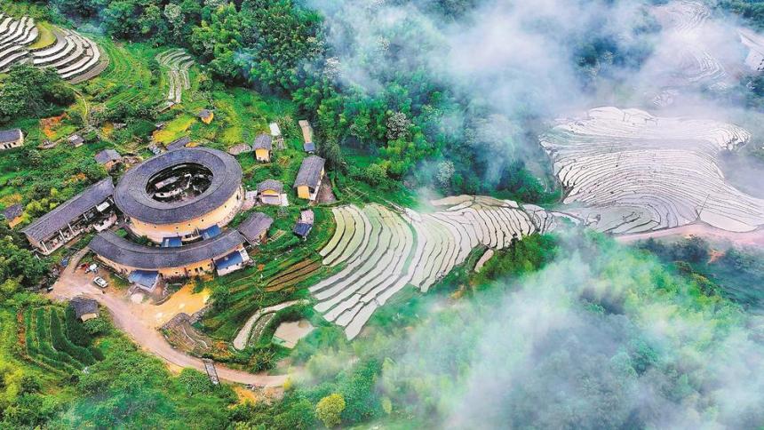 龙岩永定：耕种时节 圆形土楼与层叠梯田相映成趣