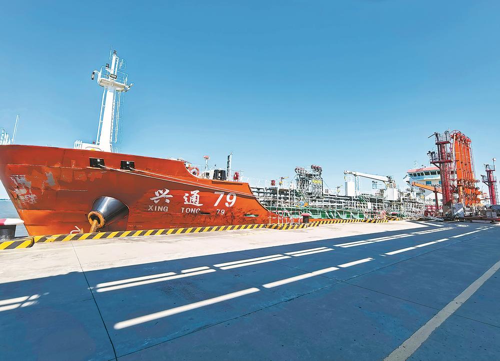 “兴通79”轮成功靠泊莆田湄洲湾外走马埭作业区