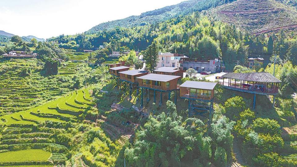 泉州德化李溪村：“悬浮”民宿与自然景致融为一体