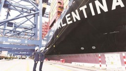 30台集装箱式锂电池储能系统从厦门港出海