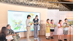 美国友人与福州小学生共读《十一枚邮票》