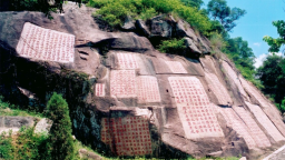 驻华外交官登上福建南安九日山 探寻千年石刻里的海丝记忆